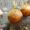 Boule de Noël dorée en verre