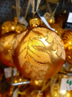 Boule de Noël en verre dorée – Feuilles pailletées