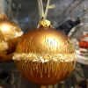 Boule dorée en verre avec fioritures