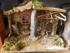 Crèche en bois avec fenêtre