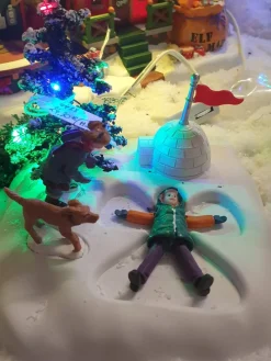 Enfants qui joue dans la neige