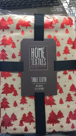 Nappe effet lin avec sapins rouges