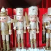 Petits casses noisettes blancs et or